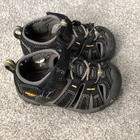 Keen size 5 toddler shoes - Picture 2 of 6
